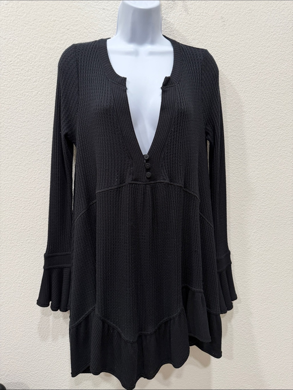 Free People Black Waffle Knit V-Neck Tunic with Ruffle Cuffs XS